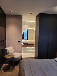 interieur ontwerp hotelsuite gastenkamer doorkijk open badkamer